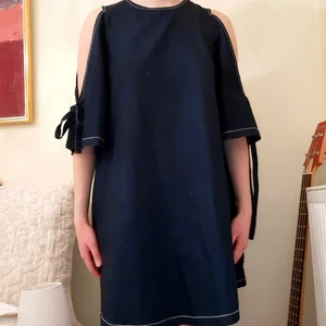 Jeansklänning - Jättesöt jeansklänning med söta detaljer! Använd endast ett fåtal gånger! Kan mötas upp I Stockholm eller frakta 💗