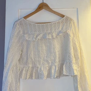 Fin sommartopp  - Använd fåtal gånger. Jättefin till höga jeans/ kjol på sommaren ☺️ köparen står för frakten!