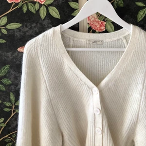 Stickad kofta - Stickad kofta från Gina, han använt en enstaka gång. Säljer då den inte kommer till användning. Köparen står för frakten💕💕 