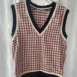 Zara väst - Intressekoll på min fina slutsålda väst från Zara! Storlek XS men är oversized i modellen så passar nog XS-L! Säljer endast vid bra bud!💖