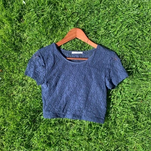 Croptop med spets - Fin mörkblå croptop med spets rygg från Pieces!