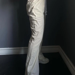 Linnebyxor från ByAnastasia - De slutsålda beiga linnebyxorna från ByAnastasia. Tyvärr var de snäppet korta för mig och jag är 170cm! Storlek M, men små i storleken och sitter som en S!❤️