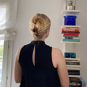 Svart blus  - Svart blus / linne med slits i fram och bak från Gina tricot🖤✨