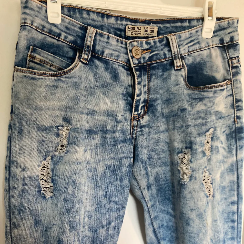 Blåa jeans med slitningar i skönt, stretchigt material. Från Miss RJ Fashion Jeans i strl 38💙 90kr + frakt✨. Jeans & Byxor.
