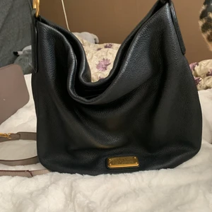 Marc jackobs  - Min snygga Marc jackobs ligger mest hemma då den är lite stor bättre den kommer till någon som kan ge den kärlek. Som ny 