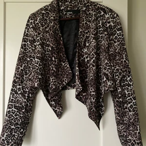 Leopardmönstrad kort kavaj från Zoul - Kort leopardmönstrad kavaj från Zoul. Storlek M. Använd fåtal gånger. 