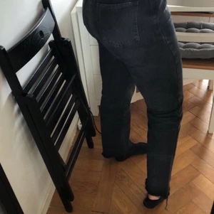 Nakd Jeans -  Jeans från nakd. Fransiga längst ner vid benen. De är grå svarta💓💓