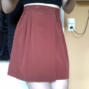 Retro kjol med fickor - Jättefin kjol från 50-talet som är omsydd till en modernare modell. Med fickor! Jättefint skick