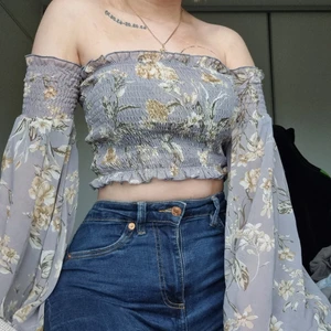 Blus / Topp - Köpt på shein. Oanvänd innan bilden. Stretchig över brösten och delar av armarna. Storlek s funkar säkert på XS också