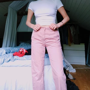 Carharttbyxor - Rosa Carharttbyxor modell master pant i storlek W27 L30. Älskar dessa byxor men har tyvärr tröttnat på dem, så de är väl använda men fortfarande i bra skick. Köpta för 900kr