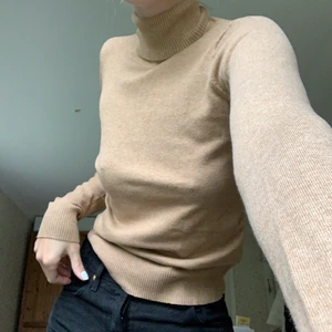 Polotröja  - Beige supernajs polotröja! Skönt lätt material, sparsamt använd! Bra skick!