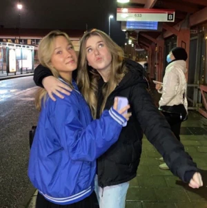 Jättesnygg college jacka  - Verkligen JÄTTESNYGG collegejacka😊passar alla från XS-L, beroende på om man vill ha den stor eller inte. Jag har storlek S. Sitter super bra och helt perfekt att ha hoodie under eller bara en topp!! 