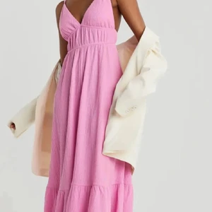 Populär rosa klänning - Lång rosa klänning som är slutsåld.  lapp kvar !!💓💓💓 nypris 499kr. Stl L men stretchig å passar därav s-l. Passar mig med S