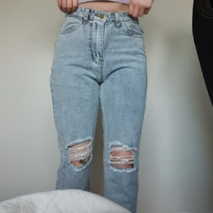 Jeans - Raka jeans. Dem går tyvärr inte till användning längre. Köpta på shein, hur bekväma som helst. Storlek M men funkar på s med skräp