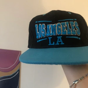 Keps - En jätte snygg keps. Säljes pga kommer inte till användning. Den är 57 cm i omkrets och är knappt använd. Köparen står för frakt det är bara att buda i kommentarerna🥰💓 lägger ut igen har varit ut loggad från mitt konto:)☮️