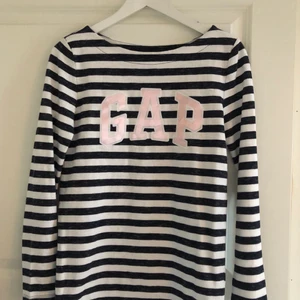 GAP TRÖJA - Superfin tröja från GAP med bredare hals. Helt oanvänd i storlek XS. Fraktkostnad tillkommer!