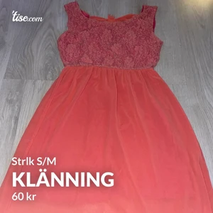 En rosa klänning i storlek S/M - Väldigt fin sommarklänning i storlek S/M. Hör av er för fler bilder eller information. Kan även mötas upp i Göteborg ☺️