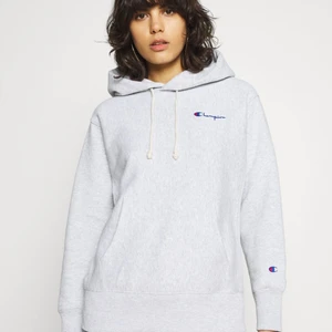 Champion hoodie  - En sjukt mysig och snygg hoodie. Använder inte då jag har en till lika dan. Storlek S. Säljer bara för ett bra pris 