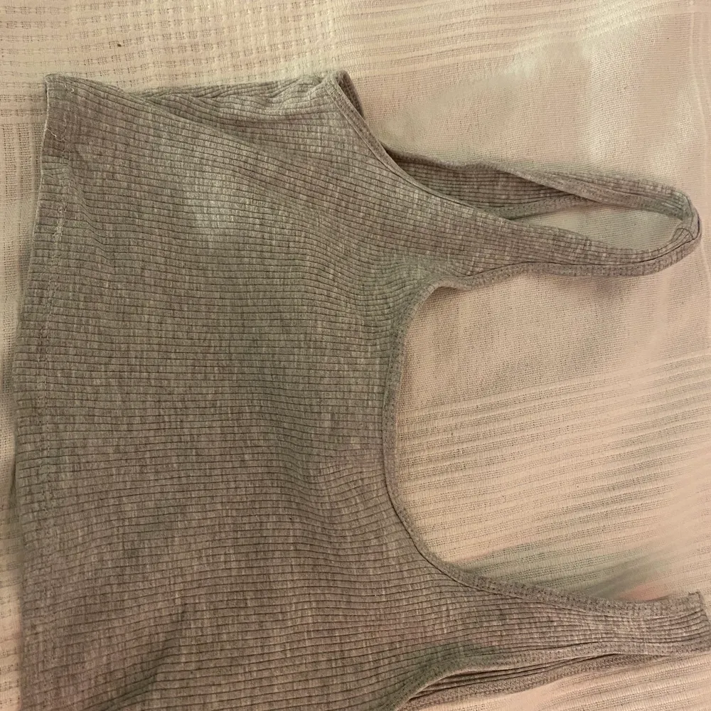 Jag säljer ett linne från Gina tricot i xs! Använt den men det är inga spår från det och det är väldigt fint skick på den! Men den har tyvärr blivit för liten för mig :’(. Toppar.