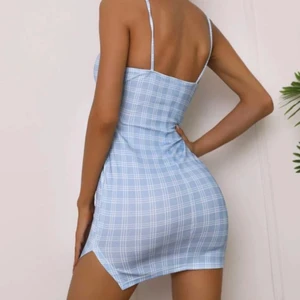 Blå/vit klänning - Supersöt (!!!) klänning i väldigt skönt material. Fint detaljerad med en slits på ena sidan. Endast testad och tvättad, tyvärr lite stor för mig därför säljer jag den. Perfekt för sommaren! Köparen står för frakten