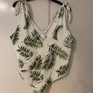 Grönvit body  - Grönvit body från HM i storlek XL. Oanvänt. 