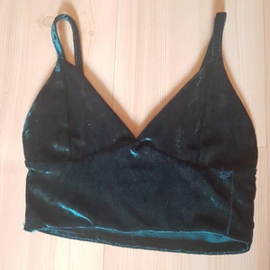 mörkgrön topp i sammet - fin topp i mjukt sammetstyg. tyvärr är den för liten för mig:(((