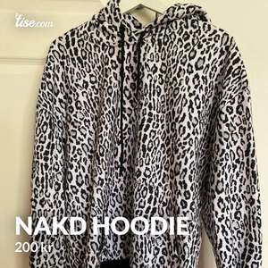 snygg nakd hoodie köptes för 450kr säljs för 200kr plus frakt (pris kan diskuteras)