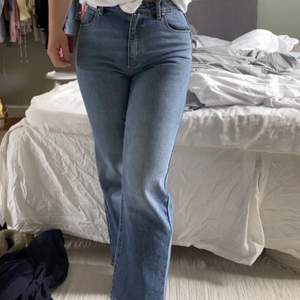 Sparsamt använda jeans från märket Abrand. Har kanske använt dem max 5 ggr. Fin färg och sitter verkligen bra överallt, gillar att de sitter åt i midjan så man får en fin figur. Loggan finns märkt på ena bakfickan. Modellen heter ”venice straight”. (Nypris var runt 1000kr.)
