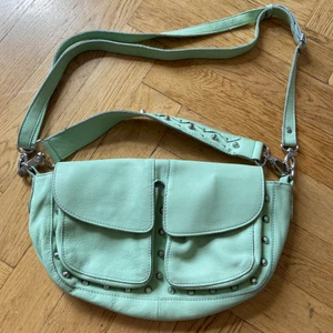 Unlimit bag i mintgrön färg - Superfin mint färgad unlimit bag!!! Superbra skick, och inte all för använd. Kommer med två band och har massor av fickor så man får plats med allt!!!