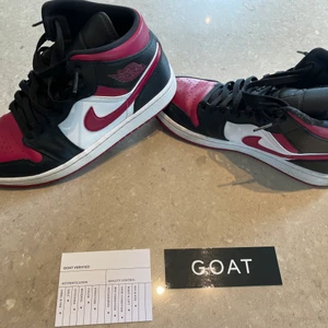 Nike Jordan 1 mids ”bread toe” - Storlek 42,5 EU, 9 US. Rätt så bra skick, skulle säga 7/10