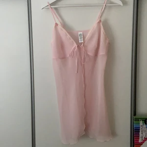 Världens finaste topp  - Super fin topp, kommer från Hms underklädsavdelning! Super fin på och knyts åt mellan brösten. Har justerbara band och en del fina detaljer blandarnas spets och rosor. Har aldrig använt. Superskönt ”silkigt” material! Passar allt från xs-m, själv är jag större M och den sitter super!