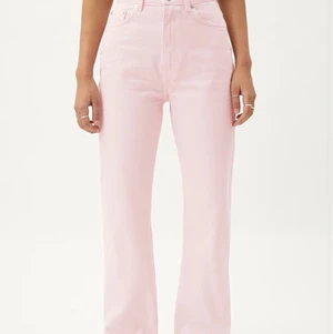 Rosa jeans - Säljer dessa så söta rosa jeans då de blivit för små:( hör av dig vid frågor!💓💓 (färgen framstår inte helt)