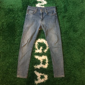 Levis jeans 512 light blue - Size: W 31 L 34. Waist 40 cm. Length 108 cm. Leg width 14 cm. Condition 8/10. 200 sek / 20 €. Buyer pays the shipping cost. For more information please go visit @xhibitshop on instagram.