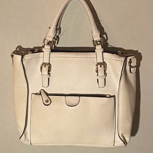 Creme vit väska  - Den är från Ullared och har använts några gånger, alla dragskedjor fungerar som de ska och det finns ännu fler fack innuti