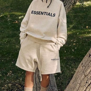Fear of god essential shorts - Säljer dessa nya fear of god essential short i färgen khaki (syns inte jättebra i kameran) i storlek S, då de inte passar mig. Köparen står för frakt :)