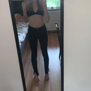 Byxor - Fina byxor från Gina men slitsen har jag gjort själv💕 dom är väldigt stretcha, Hag är ugentligen xs men dom passar super på mig🥰