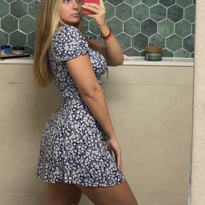 Klänning - Sjukt fin och söt klänning som tyvärr är för liten för mig): skulle säga att den är lite figursydd, så den sitter sjukt snyggt på🤍 köparen står för frakten🖤