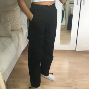 Cargobyxor 🤍 - Skitsnygga cargobyxor med fickor, använd fåtal gånger så i fint skick! Frakt kostar 80kr 🤍