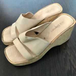 platåsandaler - skitsnygga sandaler i bra men använt skick !! första bilden visar färgen bäst, de är mer beige/tan än vita. skitsnygga men tyvärr lite tighta runt mina fötter lol. storlek 39 men passar också 38 (jag har 38) frakt +66kr.