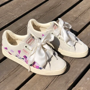 Puma suede - Säljer mina superfina sneakers som inte får den uppmärksamhet de förtjänar. Väldigt fint skick, använda endast ett fåtal gånger. Storlek 36 (UK 3,5). 200kr eller bud. Skriv för frågor eller fler bilder🥰🌸✨