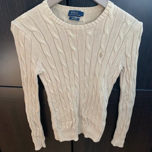 Polo Ralph Lauren Tröja - Pima cotton PRL tröja. Helt ny aldrig använd. Extremt fin och Bekväm. Materialet är Super skönt. Stretchig så passar Xs, S och M. Pris kan diskuteras. Nypris 1200