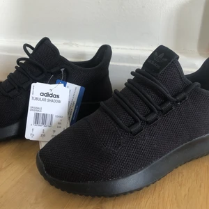 Adidasskor st 38  - Oanvända med prislapp 