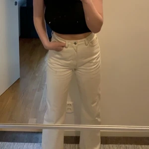 Beiga jeans - säljer dessa supersnygga och trendiga jeans från weekday i modellen rowe. Säljer pga att jag har ett par liknande.  100 kr + frakt💕 