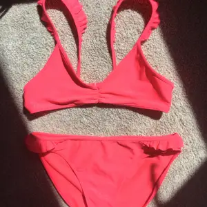 Skitsnygg rosa bikini perfekt för sommaren och beachen, skriv gärna om du är intresserad, går att diskutera pris, om det är fler intresserade blir det budgivning, annars först till kvarn💖