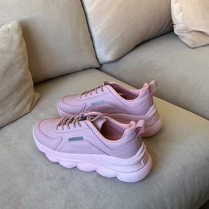 Helt oanvända rosa chunky sneakers i storlek 38. Kan mötas upp och skickas med post. Priset kan diskuteras vid snabb affär. 