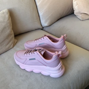 Rosa oanvända sneakers - Helt oanvända rosa chunky sneakers i storlek 38. Kan mötas upp och skickas med post. Priset kan diskuteras vid snabb affär. 