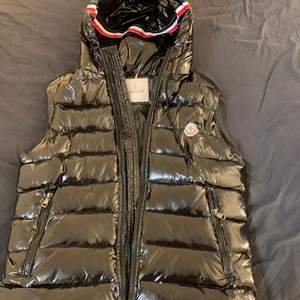 Moncler väst i nytt skick köpt för 8000kr på miinto, andvänd ett fåtal gånger och säljer den pågrund av att den är förstor på mig. Den är i storlek 1 som motsvarar S men jag skulle säga att den är större i storleken och sitter lite oversised på mig. Jag säöjer för 1500kr eller så byter jag järna med någon som har en liknade i en mindre storlek som sitter mera tight på någon som är storlek xs i de flersta kläderna. 