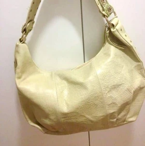 Skinnväska  - Axelväska i  påsmodell . Broderat axelband. Mått 40*35 cm . Aldrig använd. Köpt på still Nordic . Nypris 1300kr