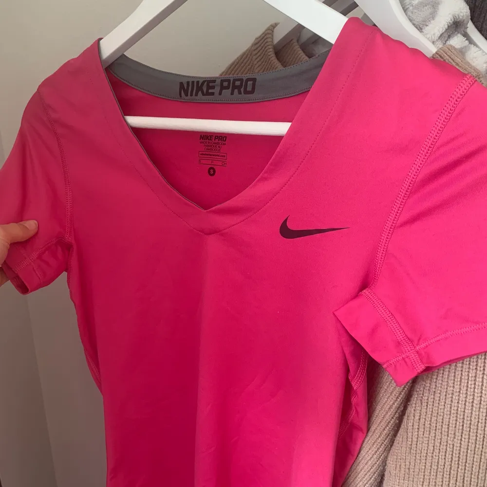 Snygg Nike träningstshirt! Jättebra kvalité och tight passform. Säljer pga för mycket kläder🌟 Fler bilder kan skickas! . T-shirts.