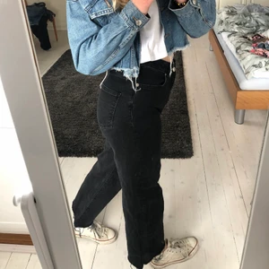 Svarta Jeans - Ett par sköna jeans. Är avklippta längst ner. Storlek: S, borde kunna gå för någon som har M då jeans är stretchiga.